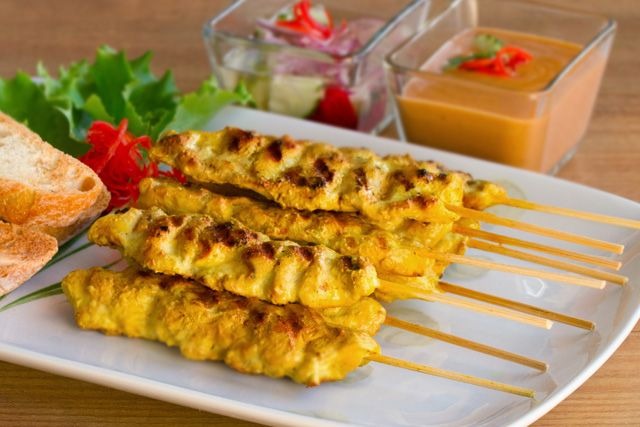 Satay de pollo